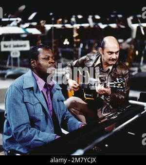 Phonzeit - Musik für junge Leute, Musik-Sendereihe, Deutschland 1975, Mitwirkende: Kanadischer Jazz-pianiste und -Komponist Oscar Peterson am Flügel mit amerikanischem Jazz-Gitarristen Joe Pass. Banque D'Images