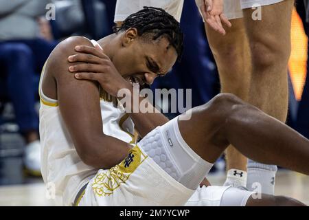 10 janvier 2023: La garde de notre Dame JJ Starling (1) grimaces alors qu'il tient son épaule pendant le match de basket-ball de la NCAA entre les vestes jaunes de la technique de Géorgie et la notre Dame combattant irlandais au Pavillon Purcell au Centre Joyce de South Bend, Indiana. Notre Dame a battu Georgia Tech 73-72 en heures supplémentaires. John Mersiits/CSM. Banque D'Images