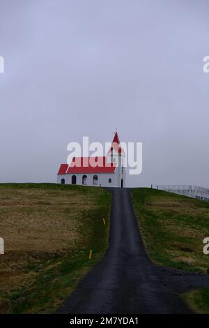 Plan vertical d'une voie menant à l'église Ingjaldsholl en Islande sous le ciel sombre Banque D'Images