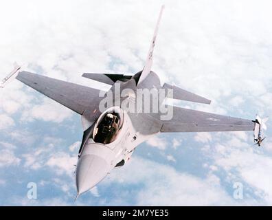 Vue aérienne à grand angle d'un F-16A Fighting Falcon transportant un missile SIDEWINDER AIM-9J, Left et AIM-9L/M. L'aéronef est affecté au 34th Escadron d'appui tactique, 388th Escadre d'appui tactique. Pays : inconnu Banque D'Images