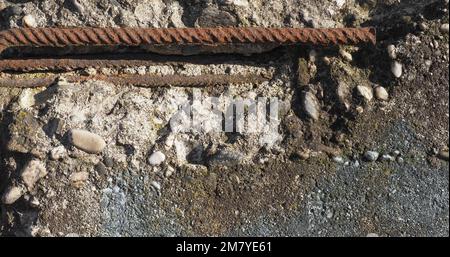 béton armé endommagé avec barres de résistance en acier rouillé exposées Banque D'Images