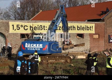 Erkelenz, Allemagne. 11th janvier 2023. Une pelle hydraulique est utilisée pour le défrichement de Lützerath. La société d'énergie RWE veut fouiller le charbon situé sous Lützerath - à cette fin, le hameau sur le territoire de la ville d'Erkelenz à la mine de lignite opencast Garzweiler II doit être démoli. Credit: Rolf Vennenbernd/dpa/Alay Live News Banque D'Images