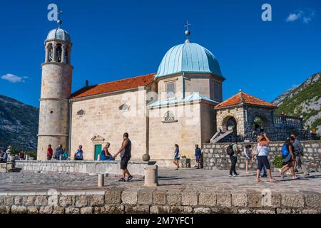 Notre Dame des rochers, une des deux îlots au large de la côte de Perast dans la baie de Kotor au Monténégro Banque D'Images