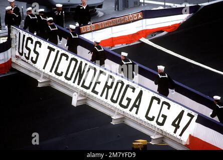 Des hommes de combat embarqueront à bord du premier croiseur de missiles guidé Aegis USS TICONDEROGA (CG-47) lors des cérémonies de mise en service à la construction navale d'Ingalls. Base: Pascagoula État: Mississippi (MS) pays: Etats-Unis d'Amérique (USA) Banque D'Images