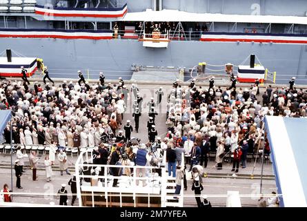 Les membres de équipage se préparent à monter à bord du premier croiseur de missiles guidé Aegis USS TICONDEROGA (CG-47) lors des cérémonies de mise en service à la construction navale d'Ingalls. Base: Pascagoula État: Mississippi (MS) pays: Etats-Unis d'Amérique (USA) Banque D'Images