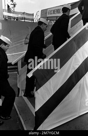 Les hommes de combat embarquent à bord de la frégate de missiles guidés USS UNDERWOOD (FFG-36) pendant la cérémonie de mise en service du navire. Le navire a été construit par Bath Iron Works Corp Base: Bath État: Maine (ME) pays: Etats-Unis d'Amérique (USA) Banque D'Images