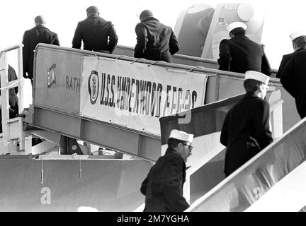 Les hommes de combat embarquent à bord de la frégate de missiles guidés USS UNDERWOOD (FFG-36) pendant la cérémonie de mise en service du navire. Le navire a été construit par Bath Iron Works Corp Base: Bath État: Maine (ME) pays: Etats-Unis d'Amérique (USA) Banque D'Images