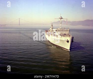 Une vue à tribord de l'arc du sous-marin USS MCKEE (AS-41) entrant dans le port avec l'équipage qui équipe le rail. Base : San Francisco Bay État : Californie (CA) pays : États-Unis d'Amérique (USA) Banque D'Images