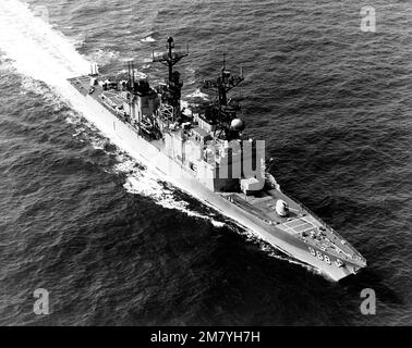 Vue aérienne à tribord de l'arc du destroyer USS ARTHUR W. RADFORD (DD-968) en cours. Pays : inconnu Banque D'Images