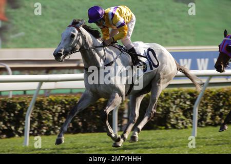 Race 7, glorieux Dragon, monté par Matthew Poon Ming-fai, a remporté le vase centenaire (groupe 3, 1800m) à Sha Tin. 31JAN21 SCMP / Kenneth Chan. Banque D'Images