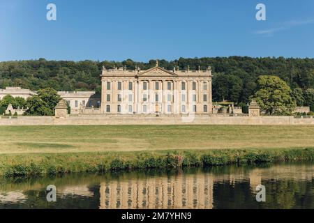 Le duc de Devonshire de 12th, Peregrine Cavendish (né en 1944), succéda à son père en 2004. Il épousa Amanda Heywood-Lonsdale (né en 1944) en 1967 et ils ont trois enfants, William, comte de Burlington (né en 1969), Lady Celina (né en 1971) et Lady Jasmine (né en 1973), et dix petits-enfants. Le duc et la duchesse, ainsi que leur fils, Lord Burlington, partagent une passion pour la collecte de l'art et de la sculpture contemporains. Un grand nombre de ces œuvres d'art sont exposées autour de la maison et des jardins pour que les visiteurs puissent les admirer en plus de la collection historique. Banque D'Images