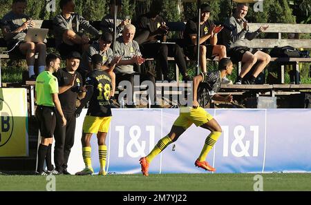 Marbella, Allemagne. 10th janvier 2023. firo : 01/10/2023, football . Football: Test match dans le camp d'entraînement de Marbella BVB, Borussia Dortmund - Fortuna Dusseldorf substitution Youssoufa Moukoko versus Haller première apparition de BVB depuis sa maladie du cancer.: Sébastien Haller par l'entraîneur EDI Terzic sous les applaudissements du personnel de BVB autour du co-entraîneur Armin Reutershahn crédit: dpa/Alay Live News Banque D'Images