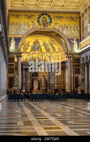 Rome. Italie. Basilique Saint-Paul à l'extérieur des murs (Basilique papale di San Paolo fuori le Mura). Mosaïque abside et arc triomphal. Banque D'Images