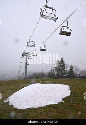 Oberhof, Allemagne. 11th janvier 2023. Le télésiège de la station de ski de Fallbachhang est à l'arrêt. En raison du manque de neige, les sports d'hiver ne sont actuellement pas possibles dans la forêt de Thuringe. Dans les prochains jours également, les températures restent dans la plage plus. Credit: Martin Schutt/dpa/Alay Live News Banque D'Images