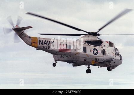 Vue aérienne à droite d'un hélicoptère SH-3A Sea King de l'escadron 2 (HS-2). L'escadron est affecté au porte-avions USS KITTY HAWK (CV 63). Pays : inconnu Banque D'Images