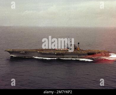 Une vue aérienne du porte-avions USS KITTY HAWK (CV 63) est en cours. (Image sous-standard). Pays : Océan Pacifique (POC) Banque D'Images