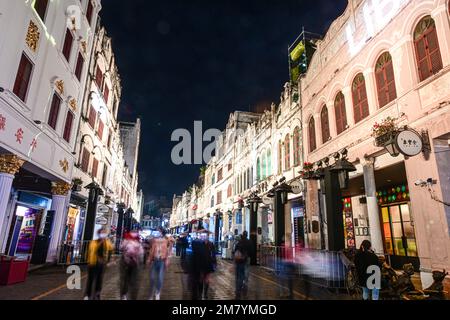 Haikou, province chinoise de Hainan. 31st décembre 2022. Les touristes visitent la vieille rue de Qilou à Haikou, dans la province de Hainan, au sud de la Chine, le 31 décembre 2022. Depuis le deuxième semestre de 2022, Hainan a émis des coupons de consommation touristique, organisé des activités de promotion touristique et pris de nombreuses autres mesures pour stimuler la consommation touristique. Credit: Pu Xiaoxu/Xinhua/Alay Live News Banque D'Images