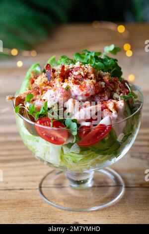 Cocktail d'écrevisses avec laitue et chapelure de bacon dans le verre Banque D'Images