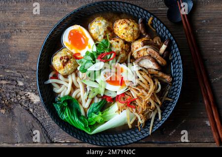 Soupe de ramen avec boulettes de viande et nouilles udon Banque D'Images