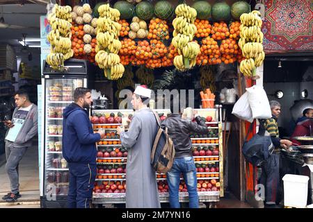 Le Caire, Égypte. 11th janvier 2023. Les gens achètent des boissons dans un magasin de jus de fruits au Caire, en Égypte, le 11 janvier 2023. L'inflation globale annuelle de l'Égypte est passée de 6,5 pour cent en décembre 2021 à 21,9 pour cent en décembre 2022, a rapporté mardi l'agence officielle de statistique du pays. Credit: Ahmed Gomaa/Xinhua/Alamy Live News Banque D'Images