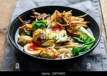 Soupe de ramen avec boulettes de viande et nouilles udon Banque D'Images
