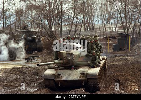 Le Sergent 1st Class Wakeland K. Kuamoo, maître-canon sur un char M-60, intronise les membres du Bataillon 1st, 19th Infantry, 25th Infantry Division, sur la façon de monter correctement sur les chars lourds lors de l'ENTRAÎNEMENT conjoint Sud-Coréen/US SPIRIT 83. Objet opération/série: TEAM SPIRIT '83 base: Chonchon pays: République de Corée (ROK) Banque D'Images
