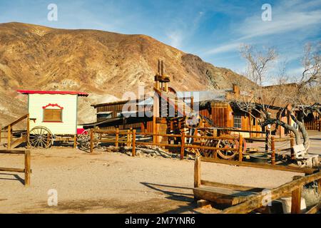 Machines d'exploitation minière en bois et chariot tiré par des chevaux dans la ville fantôme de l'Ouest sauvage de Calico, comté de San Bernardino, Californie, États-Unis Banque D'Images