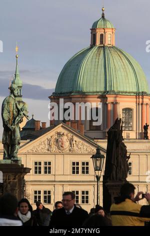 L'église Saint-François d'Assise et Saint-Sauveur et la statue de Saint-Jean Népomucène. Vue du Pont-Charles. Prague. Tchéchie. Europe. Banque D'Images