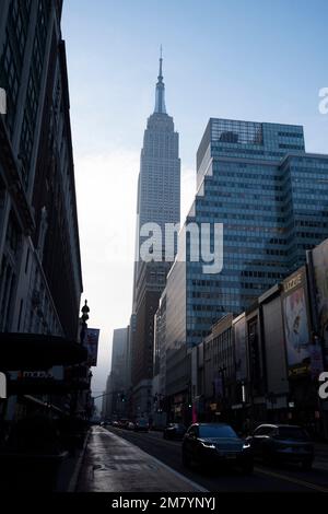 Vue imprenable sur l'Empire State Building sur 34th Street, Midtown Manhattan, New York, Etats-Unis Banque D'Images