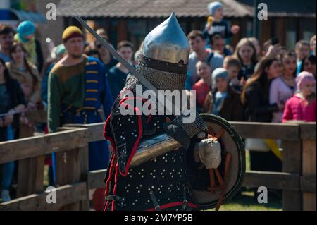 Les restaurateurs médiévaux se battent avec des épées en armure lors d'un tournoi de chevaliers, restauration historique des combats de chevaliers Banque D'Images