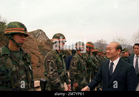 Le président sud-coréen Chun Doo Hwan rencontre les officiers d'état-major de la division d'infanterie 25th à leur siège, pendant l'ÉQUIPE de formation conjointe sud-coréenne/États-Unis SPIRIT '83. Objet opération/série: TEAM SPIRIT '83 base: Hongchon pays: République de Corée (KOR) Banque D'Images