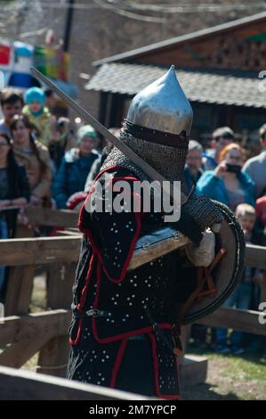 Les restaurateurs médiévaux se battent avec des épées en armure lors d'un tournoi de chevaliers, restauration historique des combats de chevaliers Banque D'Images