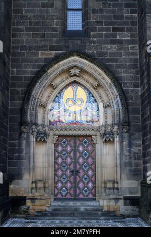 Porte Nord de la Basilique Saint Pierre et Saint Paul (Bazilika svateho Petra a Pavla). Vysehrad. Prague. Tchèquie. Europe. Banque D'Images