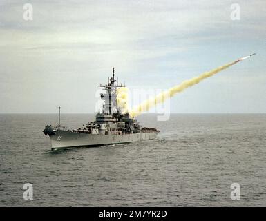 Vue aérienne de l'avant-port du navire de guerre USS NEW JERSEY (BB-62) lançant un missile Harpoon RGM-84 sur la chaîne du Centre d'essais des missiles du Pacifique. Pays : Océan Pacifique (POC) Banque D'Images