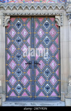 Porte Nord de la Basilique Saint Pierre et Saint Paul (Bazilika svateho Petra a Pavla). Vysehrad. Prague. Tchèquie. Europe. Banque D'Images