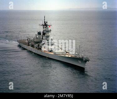 Une vue aérienne à tribord de l'arc du navire de guerre USS NEW JERSEY (BB 62) avant d'effectuer des essais de missiles Harpoon sur la zone du Pacific missile Test Center (PMTC). Ses canons de 16 pouces sont tournés vers le port. Pays : Océan Pacifique (POC) Banque D'Images