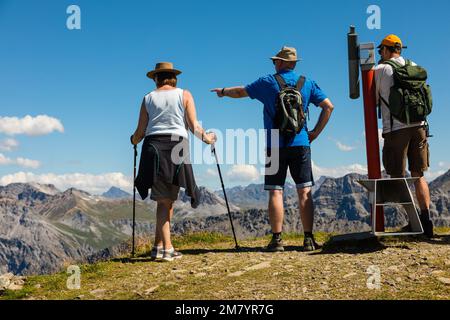 RANDONNEURS ADMIRANT LA VUE SUR LE PAYSAGE ALPIN DEPUIS LE WEISSHORN, TOURISME, ALPES SUISSES, STATION D'AROSA, CANTON DES GRISONS, SUISSE Banque D'Images