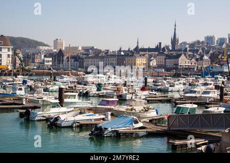 VUE SUR LE PORT DE FECAMP AVEC LA TOUR DU PALAIS BÉNÉDICTIN EN ARRIÈRE-PLAN, FECAMP, SEINE-MARITIME, NORMANDIE, FRANCE Banque D'Images