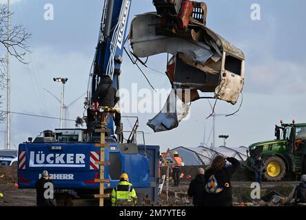 Erkelenz, Allemagne. 11th janvier 2023. Une pelle transporte l'épave d'une caravane pendant le dégagement de Lützerath. Credit: Federico Gambarini/dpa/Alay Live News Banque D'Images