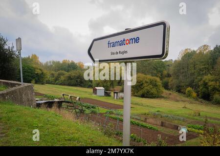 PANNEAU DE DIRECTION POUR L'USINE DE FRAMATOME EN FACE DU JARDIN DE L'ALLOTISSEMENT DANS LA VILLE D'ENTREPRISE DE MOULIN A PAPIER, RUGLES, EURE, NORMANDIE, FRANCE Banque D'Images