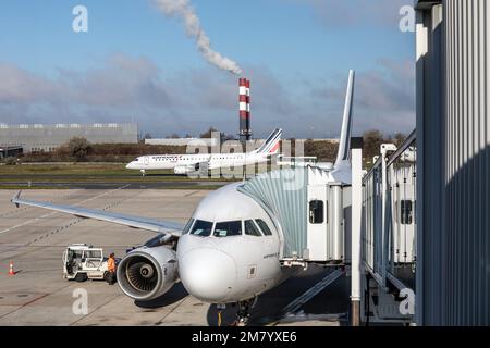 AVIONS SUR LE TARMAC POUR L'EMBARQUEMENT ET LE DÉBARQUEMENT, AÉROPORT ROISSY-CHARLES-DE-GAULLE, PARIS, FRANCE Banque D'Images