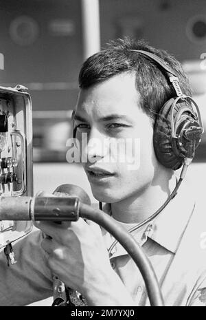 LE Mate Curtis Pascoe DE GUNNER exploite un banc d'essai de systèmes électriques de missiles à bord de la frégate USS BRADLEY (FF 1041). Base: Station navale, Subic Bay État: Luzon pays: Philippines (PHL) Banque D'Images