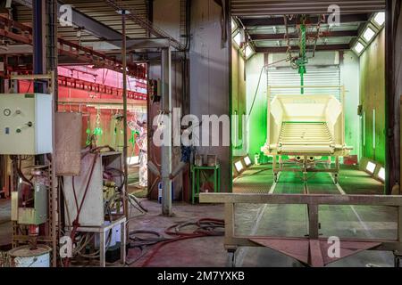 ATELIER DE PEINTURE, FABRICATION DE REMORQUES ET D'ÉQUIPEMENTS AGRICOLES, ENTREPRISE JLB LEBOUCH, LA VIEILLE-LYRE, EURE, NORMANDIE, FRANCE Banque D'Images