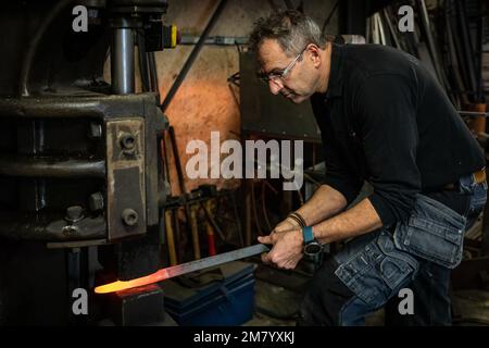 NICOLAS MARTIN, MÉTALLURGISTE, FORGE BEAUMAIS, GOUVILLE, MESNIL-SUR-ITON, EURE, NORMANDIE, FRANCE Banque D'Images