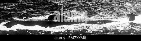 Vue à l'axe d'un sous-marin d'attaque nucléaire soviétique de classe Victor III. 'Puissance militaire de la Soviet', 1983, page 60. Pays : inconnu Banque D'Images