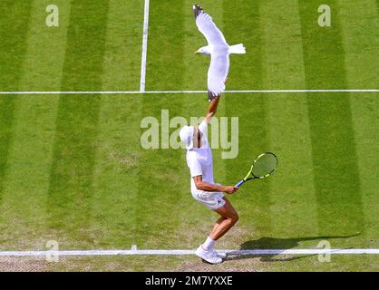 Le américain Maxime Cressy sert lors de son match de fin de match des hommes célibataires contre le américain Taylor Fritz sur le terrain central le huitième jour du Rothesay International Eastbourne à Devonshire Park, Eastbourne. Date de la photo: Samedi 25 juin 2022. Voir PA Story TENNIS Eastbourne. Le crédit photo devrait se lire comme suit : Adam Davy/PA Wire. RESTRICTIONS : l'utilisation est soumise à des restrictions. Utilisation éditoriale uniquement, aucune utilisation commerciale sans le consentement préalable du détenteur des droits. Banque D'Images