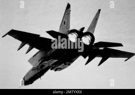 Vue de dessous d'un avion soviétique MIG-25 Foxbat E intercepteur en vol. 'Puissance militaire de la Soviet', 1983, page 29. Pays : inconnu Banque D'Images