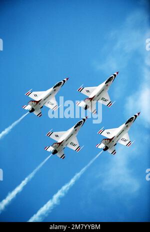 Vue aérienne aérienne de quatre F-16 Fighting Falcon dans une formation de diamants lors de la première apparition publique de l'avion en tant qu'avion principal de l'équipe de démonstration aérienne Thunderbird de l'USAF. Base: Nellis Air Force base État: Nevada (NV) pays: États-Unis d'Amérique (USA) Banque D'Images