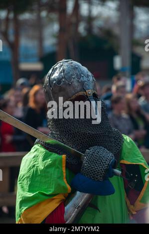 Les restaurateurs médiévaux se battent avec des épées en armure lors d'un tournoi de chevaliers, restauration historique des combats de chevaliers Banque D'Images