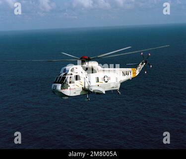 Vue aérienne avant gauche d'un hélicoptère SH-3G Sea King du Fleet composite Squadron 8 (VC-8) près de la base aérienne navale Roosevelt Roads, Porto Rico. L'avion porte un système de blocage du Centre d'essais de missiles du Pacifique (PMTC). Pays: Océan Atlantique (AOC) Banque D'Images